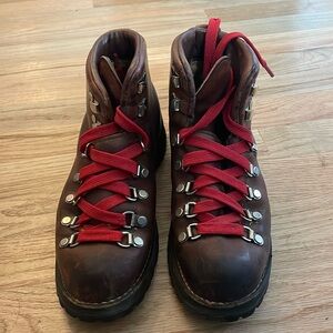 Womens 7 Danner leather boot. Great used condition.